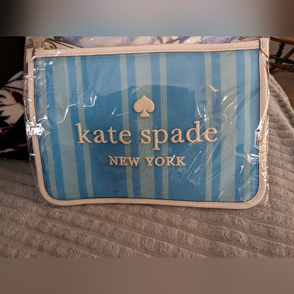 NWT Kate Spade Wristlet "BeachChair" Like Material Very Unique!!!